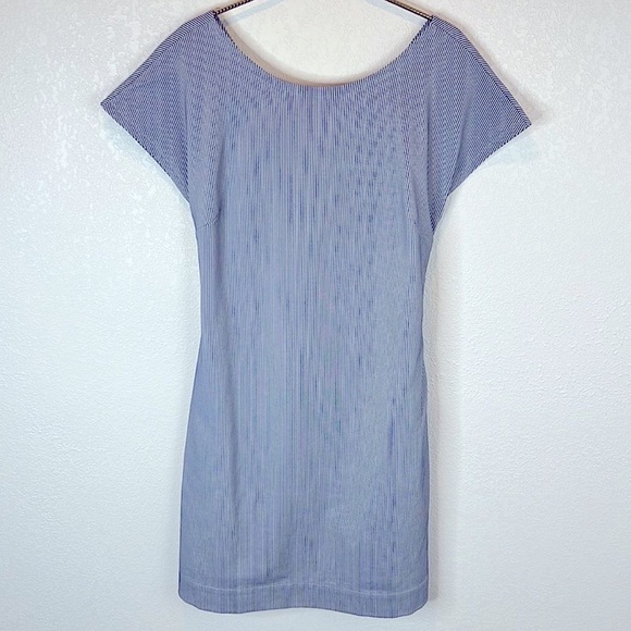 THEORY Seersucker Blue & White Short Sleeve Dress. Underlined. Size 8. Like 🆕 - Picture 3 of 12